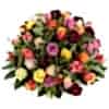 Kleurrijke graftoef van gemengde rozen, afscheidsbloemen